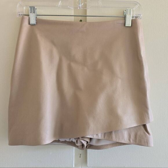 High waisted skort in soft beige leather has a hidden short under a high-low ski - Picture 4 of 7